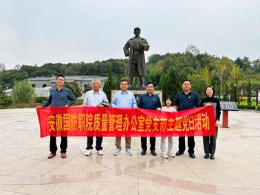 说明: 图片包含 户外, 男人, 带着, 狗 描述已自动生成